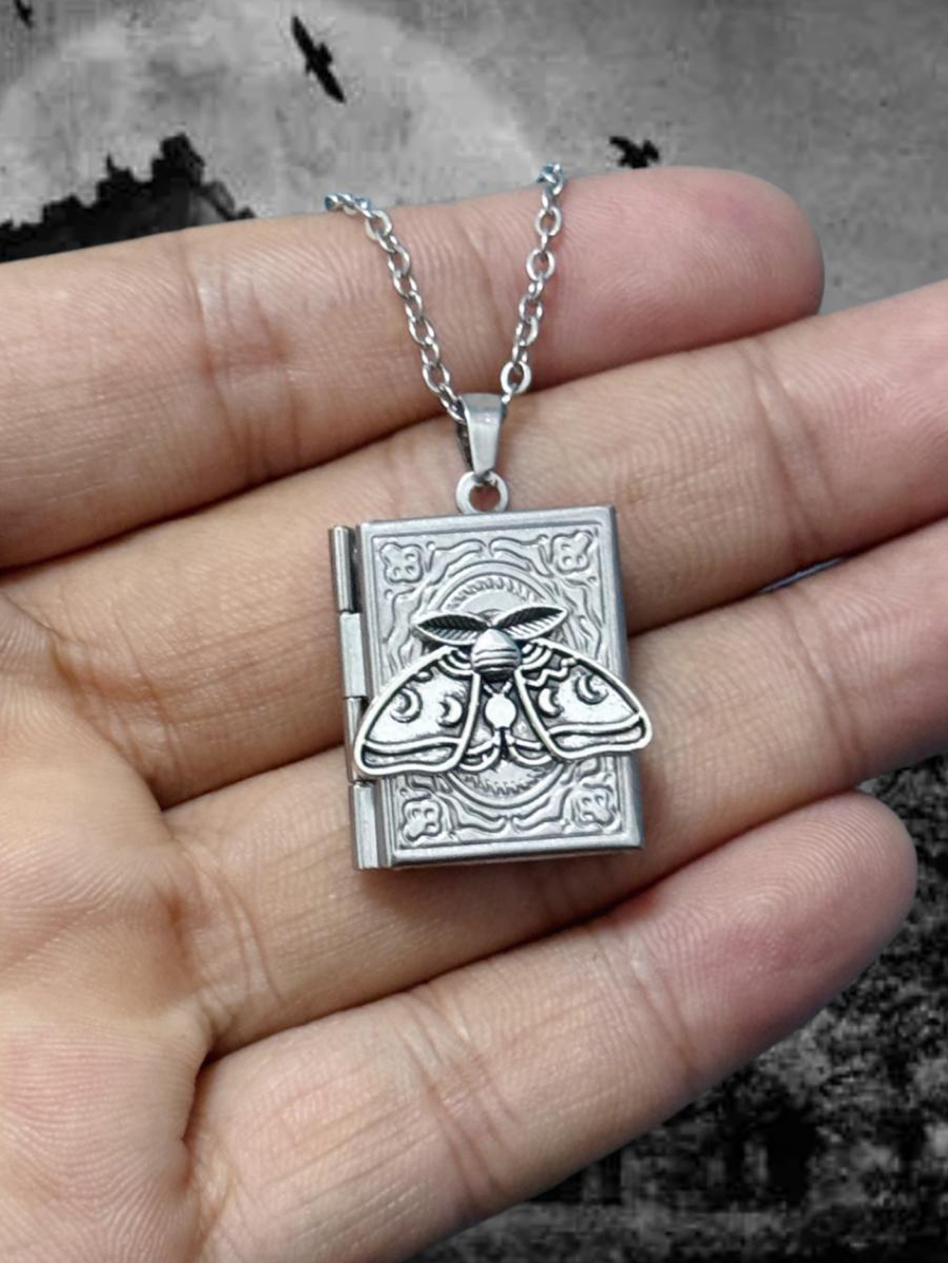 Gothic Book Animal Necklace, P - Vintage Fashion Books ulasan dan harga